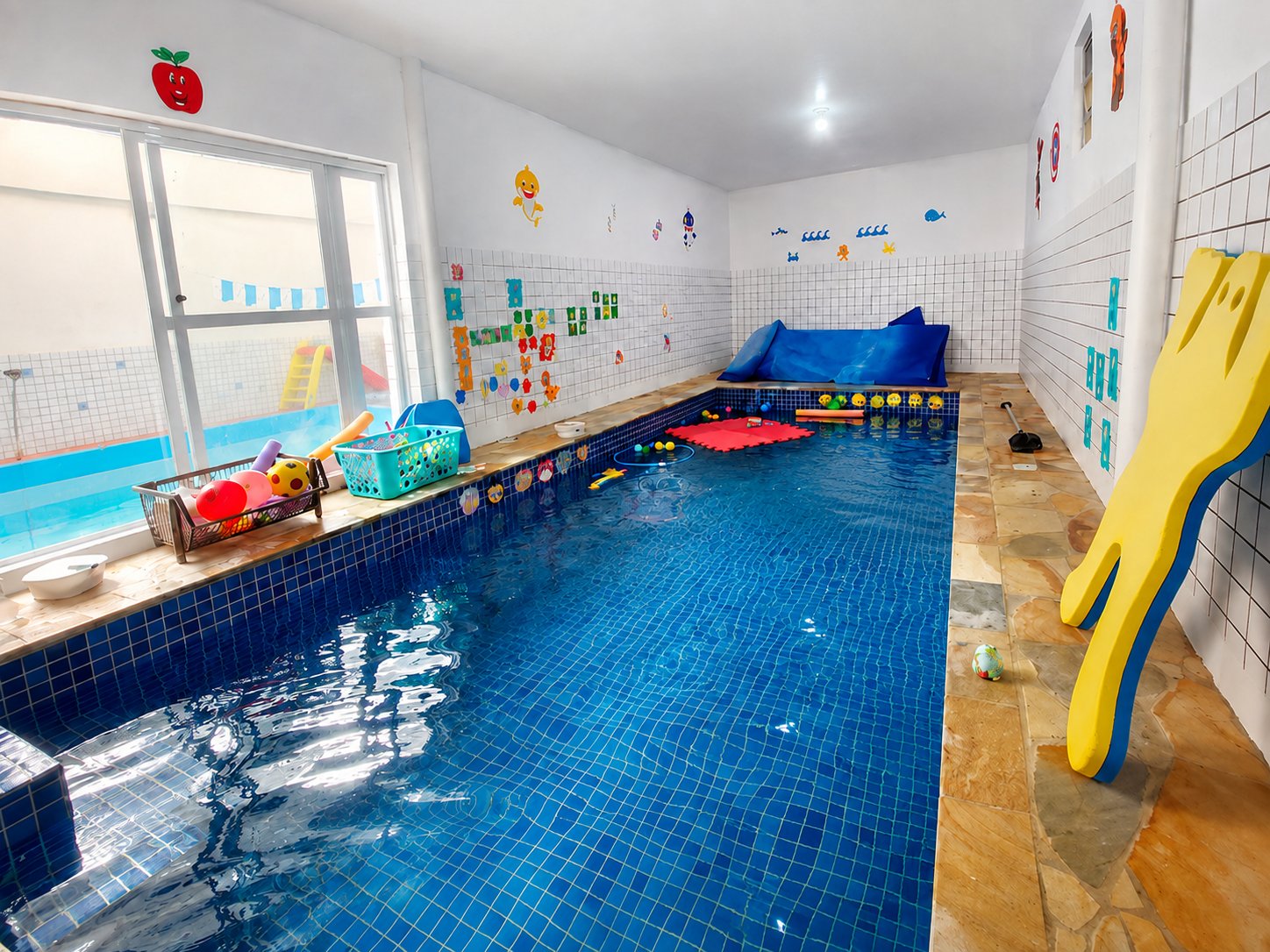 Ambiente real da piscina aquecida da Clínica Schneider