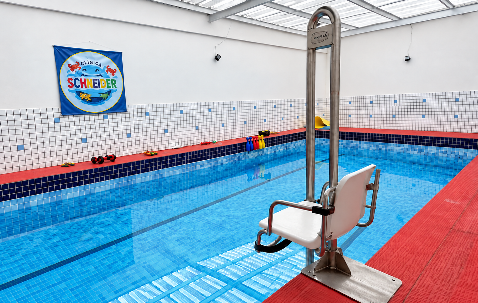 Piscina real da Clínica Schneider com cadeira de acesso para cuidado especializado
