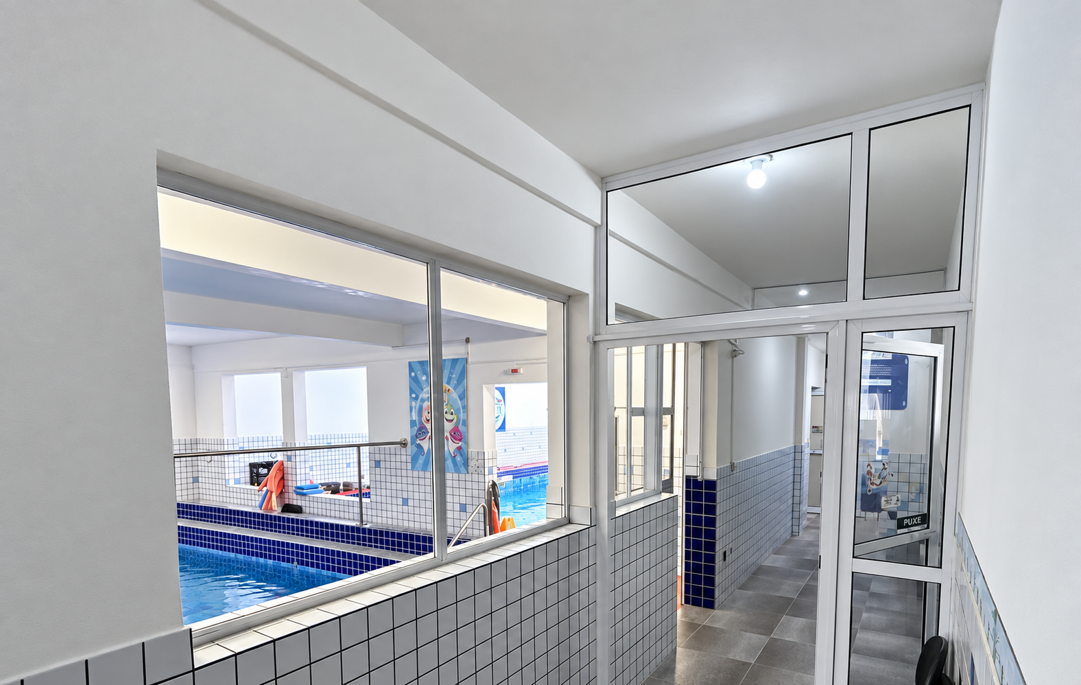 Área de espera com vista para a piscina da Clínica Schneider