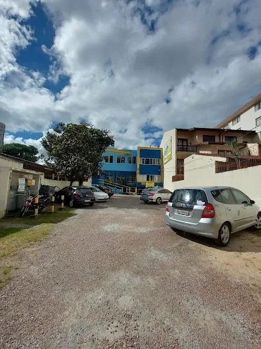 Fachada e estacionamento da Clínica Schneider